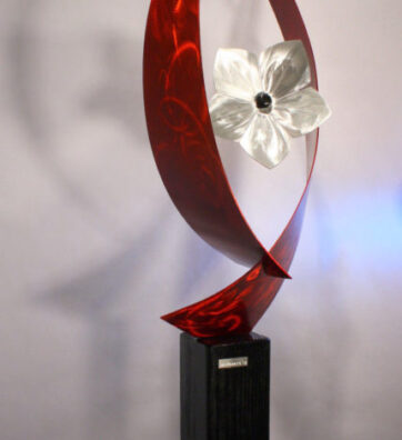 wilmos-kovacs-in-outdoor-modern-art-metal-table-sculpture-3d-silver-red-flower-w937-2